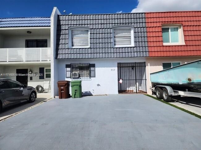 857 W 79 Th Pl, House other with 3 bedrooms, 4 bathrooms and null parking in Hialeah FL | Image 4