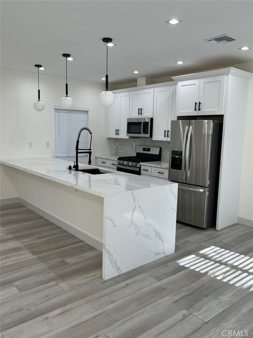 23236 Vanowen, West Hills, CA, 91307 | Card Image