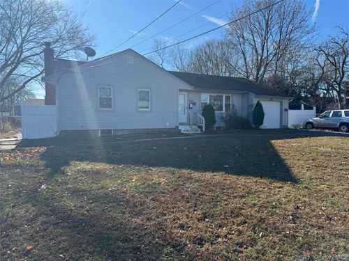 182 New York Ave, Bay Shore, NY, 11706-3353 | Card Image