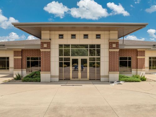 suite-a-2515 Cyclone Dr, Waterloo, IA, 50701-9715 | Card Image