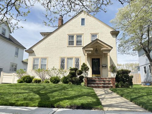 43 Rolling St, Lynbrook, NY, 11563-1800 | Card Image