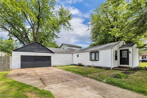 729 Kenilworth Ave, Sheffield Lake, OH, 44054-1232 | Card Image