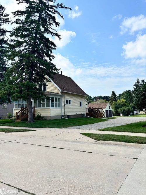 1452 2nd St Se, Mason City, IA, 50401-4405 | Card Image