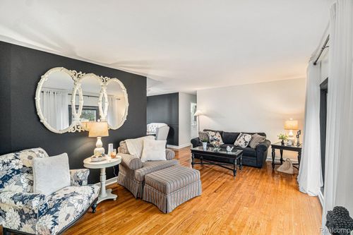 4361 Crestknoll Dr, Grand Blanc, MI, 48439-2013 | Card Image