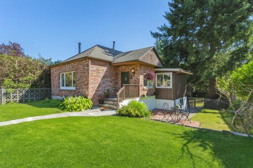 865 E 12th St, North Vancouver, BC, V7L | Card Image