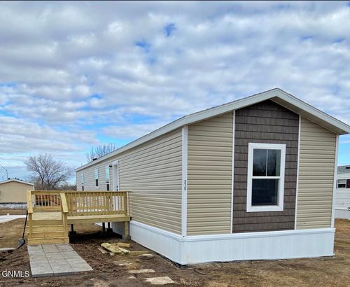 215 E St, Dickinson, ND, 58601-6137 | Card Image