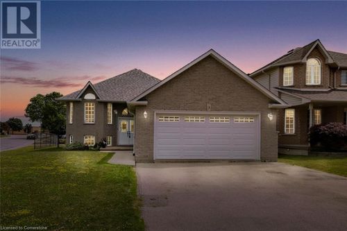 3 Massena Dr, Hamilton, ON, L9B2J2 | Card Image