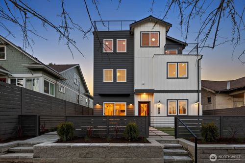 1004 N 48th Street, Seattle, WA, 98103 | Card Image