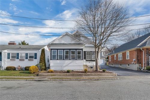 19 Green Ln, Newport, RI, 02840-1712 | Card Image