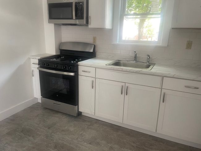 171 Chatham St, Home with 6 bedrooms, 2 bathrooms and 2 parking in Lynn MA | Image 5