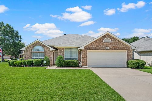 2732 Crystal Glenn Cir, Hurst, TX, 76054-2427 | Card Image
