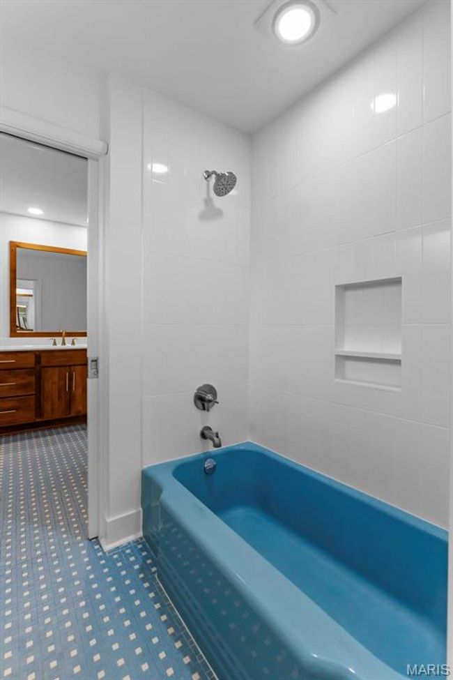 Bathroom featuring tiled shower/bath combo and vanity | Image 15