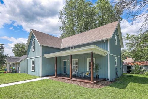 802 S 2nd St, Louisburg, KS, 66053-3581 | Card Image