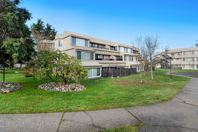 301 - 9632 120 A Street, Condo with 2 bedrooms, 1 bathrooms and 1 parking in Surrey BC | Image 3