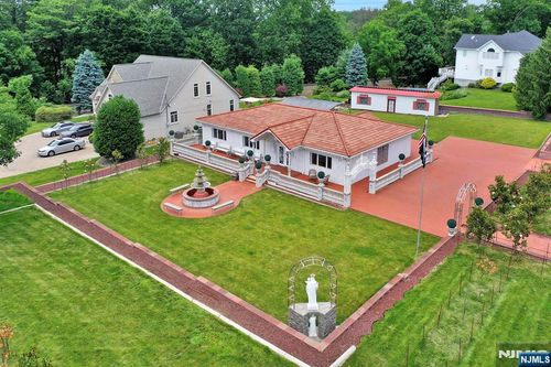 85 Francisco Ave, Little Falls, NJ, 07424-2375 | Card Image