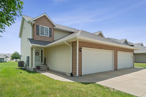 1019 Acacia Dr Ne, Cedar Rapids, IA, 52402-6766 | Card Image