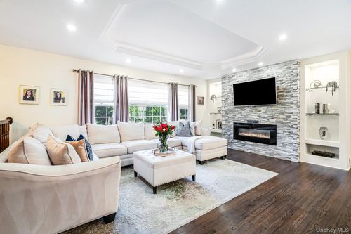 13 Robinhood Rd, Bedford Hills, NY, 10507-1112 | Card Image