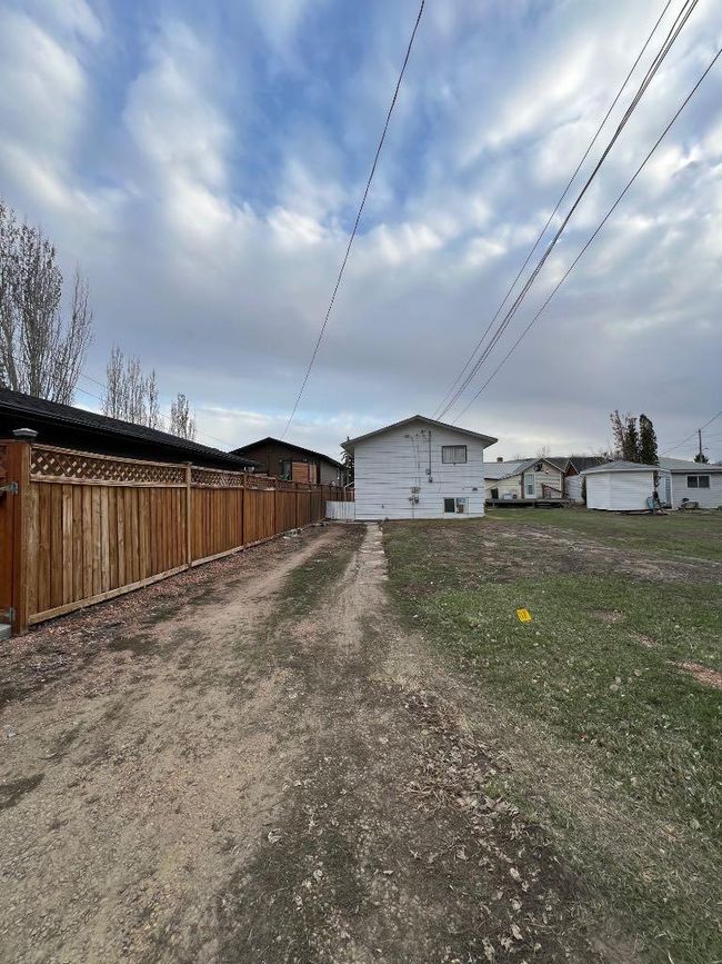 1230 2 Avenue W, Home with 3 bedrooms, 1 bathrooms and 2 parking in Drumheller AB | Image 9