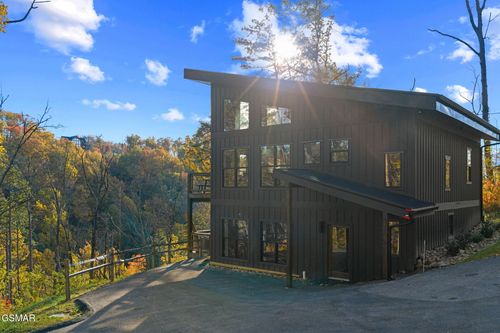 2216 Headrick Lead, Sevierville, TN, 37862-8602 | Card Image