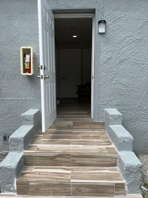 apt-2-922 Nw 2nd St, Miami, FL, 33128-1242 | Card Image