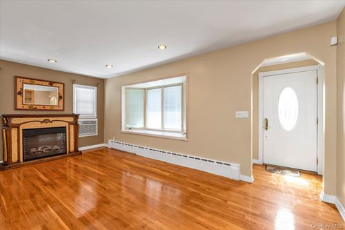 2573 7th Ave, East Meadow, NY, 11554-3326 | Card Image