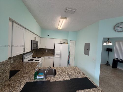 apt-2-810 Ne 212th Ter, Miami, FL, 33179-1298 | Card Image