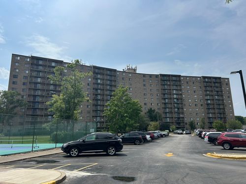 apt-622-6340 Americana Dr, Willowbrook, IL, 60527-2246 | Card Image