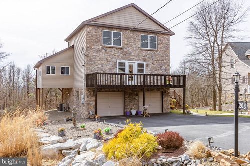 208 Pine Valley Ln, Hazle Township, PA, 18202-9574 | Card Image