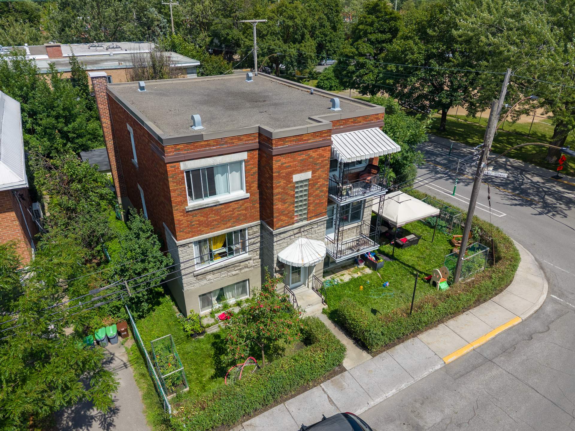 Residential Income in Montréal (Ahuntsic-Cartierville) 2