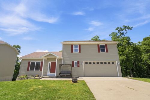 11 Oakley Dr, Le Claire, IA, 52753-8008 | Card Image