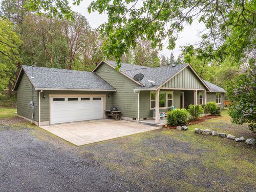 769 Portland Ave, Grants Pass, OR, 97526-8845 | Card Image