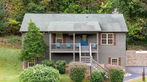 3183 Wears Dr, Sevierville, TN, 37862-8229 | Card Image