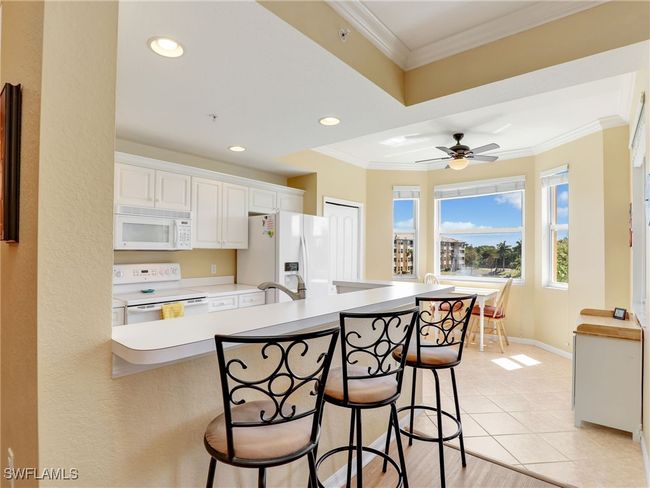Breakfast Bar, Kitchen, and Eat-In Kitchen Area | Image 12