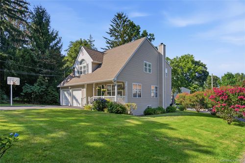 8 Crossman Rd, Centerport, NY, 11721-1509 | Card Image