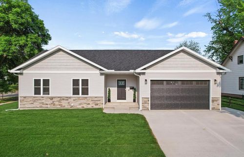 828 Elm St, Wisconsin Dells, WI, 53965-1415 | Card Image