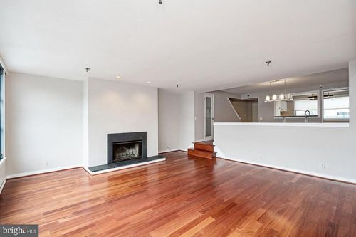 223-7 N Columbus Blvd, PHILADELPHIA, PA, 19106-1421 | Card Image