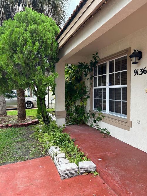 9136 Nw 192nd Ter, Hialeah, FL, 33018-8409 | Card Image