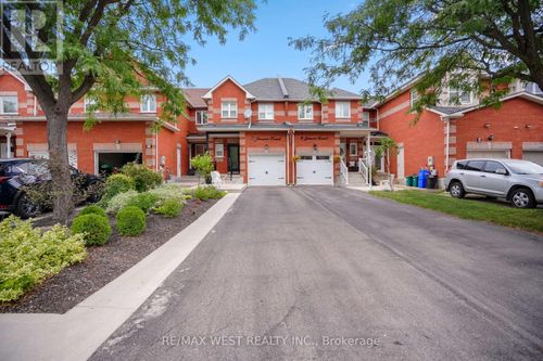 8 Jensen Crt, Maple, ON, L6A2T6 | Card Image