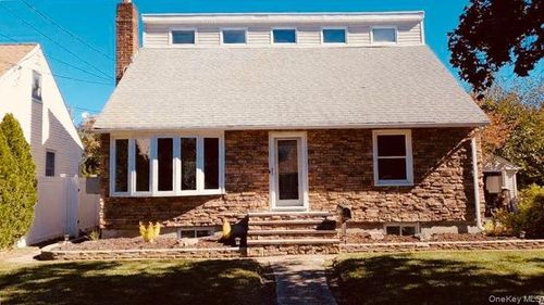 77 Lynton Rd, Albertson, NY, 11507-2024 | Card Image