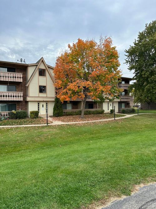 2-2 N Parkside Court, Vernon Hills, IL, 60061 | Card Image