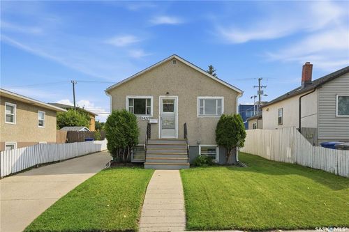 1421 23 Rd St W, House with 4 bedrooms, 1 bathrooms and 3 parking in Saskatoon SK | Card Image