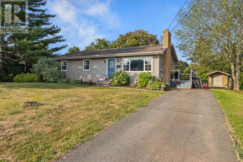 15 Marjorie Cres, Stratford, PE, C1B1X3 | Card Image
