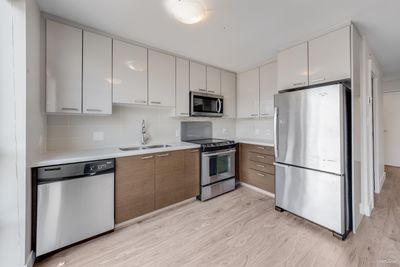 403 - 258 6 Th St, Condo with 2 bedrooms, 1 bathrooms and 1 parking in New Westminster BC | Image 2