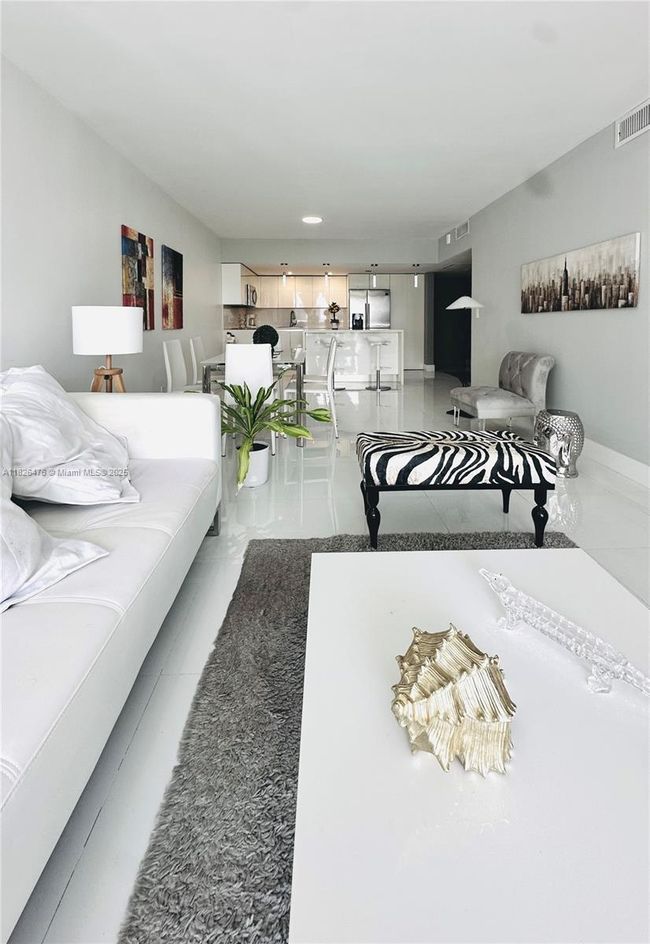 APT-911 - 19390 Collins Ave, Condo with 2 bedrooms, 1 bathrooms and null parking in Sunny Isles Beach FL | Image 8