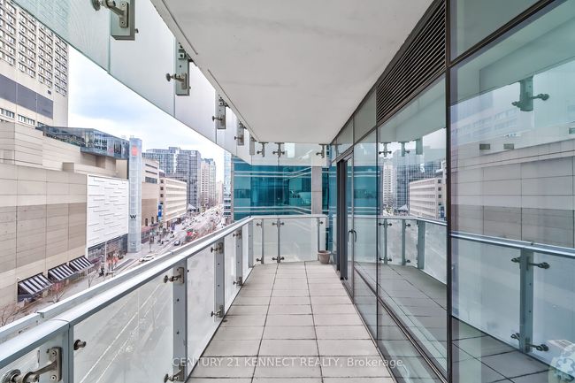 526 - 1 Bloor St E, Condo with 3 bedrooms, 2 bathrooms and null parking in Toronto ON | Image 24