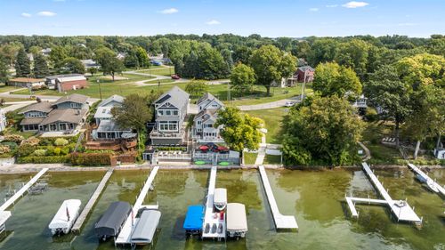 11247 Ne Wawasee Dr, Syracuse, IN, 46567-8633 | Card Image