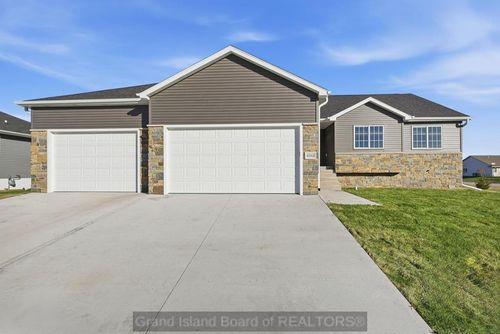 4048 Northview Dr, Grand Island, NE, 68803-3832 | Card Image