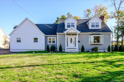 34 Smith St, Greenlawn, NY, 11740-1221 | Card Image