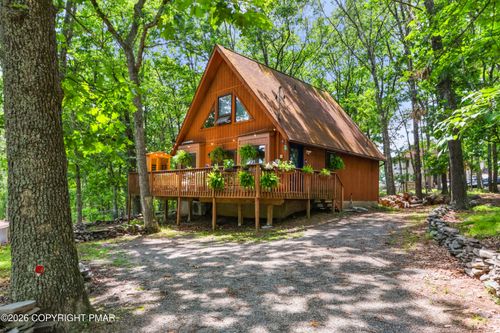 5218 Woodbridge Dr E, Bushkill, PA, 18324-6947 | Card Image