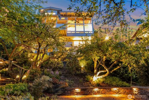 225 Ward St, Seattle, WA, 98109-3736 | Card Image